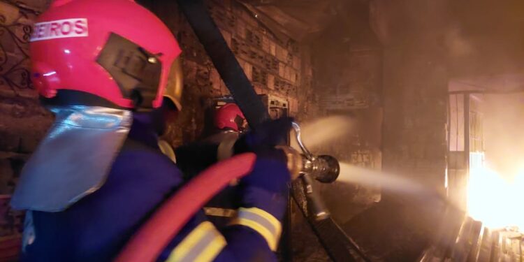 Incêndio iniciado por fogos de artifício atinge galpão de reciclagem e seis casas em Manaus