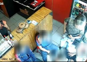 Covardia: Ladrão rouba estudantes que estão merendando em lanchonete; vídeo
