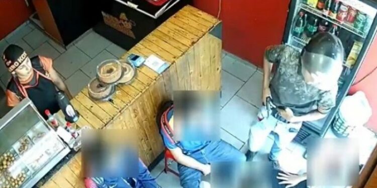Covardia: Ladrão rouba estudantes que estão merendando em lanchonete; vídeo