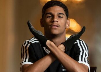 Após dizer que estava cansado de ser famoso, Luva de Pedreiro volta às redes sociais