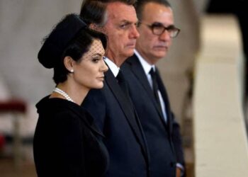 Acompanhado de Michelle e Malafaia, Bolsonaro vai ao velório da rainha  Elizabeth