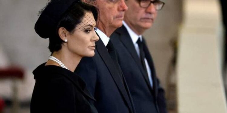 Acompanhado de Michelle e Malafaia, Bolsonaro vai ao velório da rainha  Elizabeth
