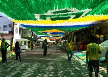 Prefeitura abre edital para escolher ruas de Manaus que exibirão jogos da Copa em telões