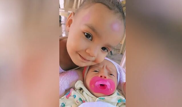 Menina de 2 anos tenta proteger irmã de quatro meses de incêndio e as duas morrem queimadas