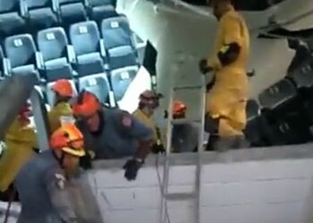 Vídeo: arquibancada desaba e deixa nove mortos, afirmam bombeiros