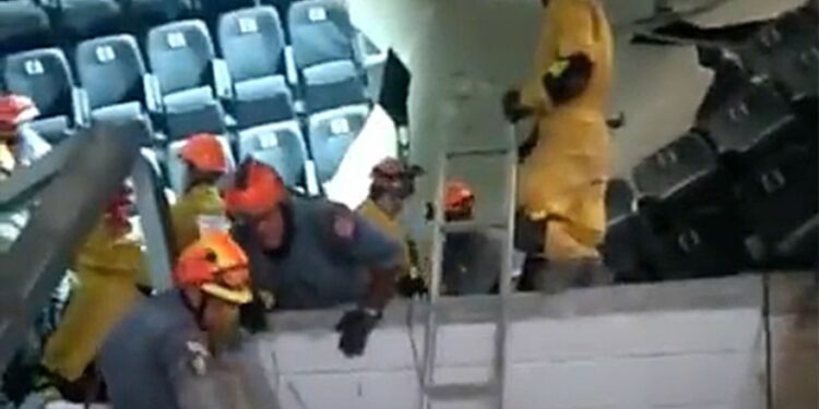 Vídeo: arquibancada desaba e deixa nove mortos, afirmam bombeiros