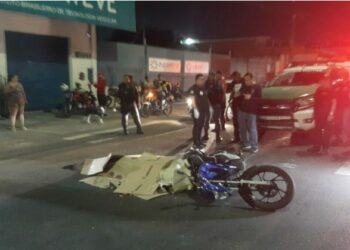 Motociclista é fechado, cai, morre atropelado e ainda tem o celular roubado em Manaus