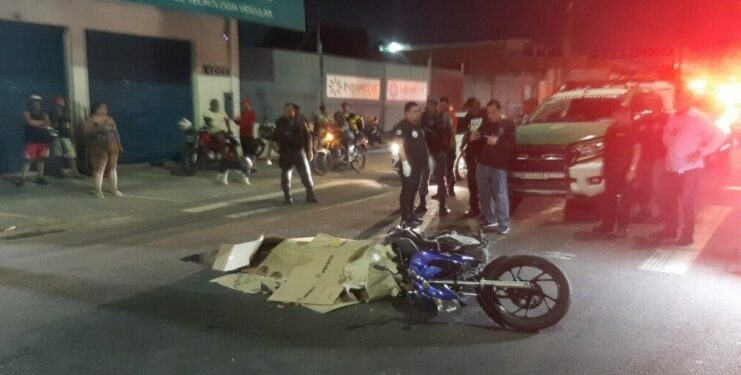 Motociclista é fechado, cai, morre atropelado e ainda tem o celular roubado em Manaus
