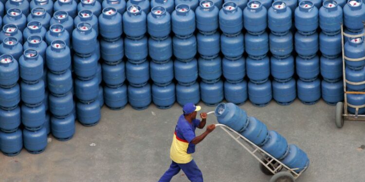Petrobras anuncia nova redução no preço do gás de cozinha