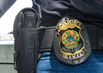 Quinteto disfarçado de policiais civis roubam e sequestram 15 pessoas em casa no AM