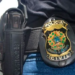 Quinteto disfarçado de policiais civis roubam e sequestram 15 pessoas em casa no AM