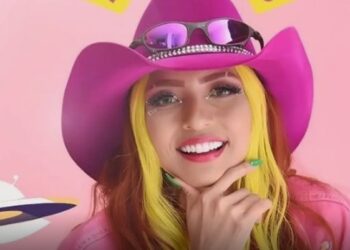 Vídeo: Ruivinha de Marte é excluída da roda de conversa dos peões em A Fazenda