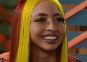 Vídeo: após ser menosprezada, Ruivinha de Marte canta e é aplaudida em A Fazenda