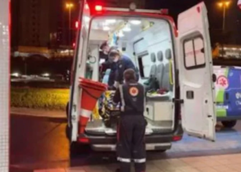 Menino de 3 anos atira no irmão acidentalmente com a pistola do pai, colecionador de armas