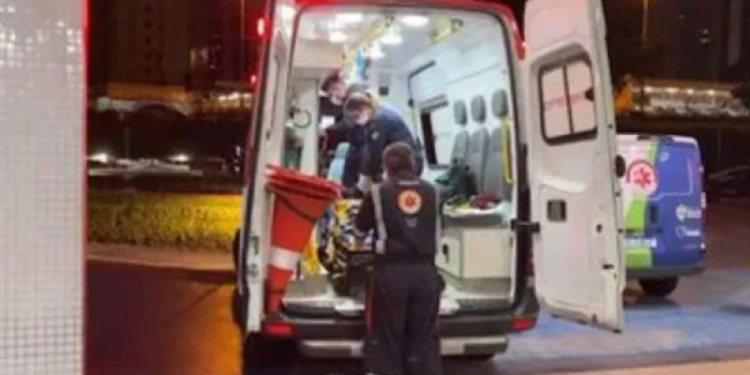 Menino de 3 anos atira no irmão acidentalmente com a pistola do pai, colecionador de armas