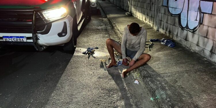Jovem é resgatado espancado e com cordas após sobreviver ao Tribunal do Crime em Manaus
