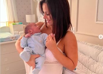 Viviane Araújo mostra filho recém-nascido e diz que ele está ‘hipnotizado na beleza da mãe’