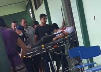 Menino de 15 anos atira contra colegas dentro de escola com arma de colecionador