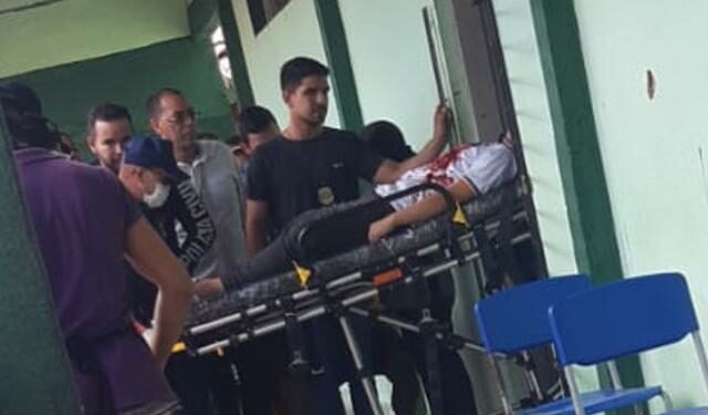 Menino de 15 anos atira contra colegas dentro de escola com arma de colecionador