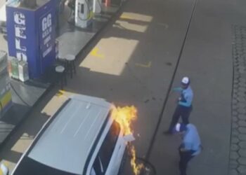 Vídeo: Frentista acende isqueiro enquanto abastecia e taca fogo no carro de cliente