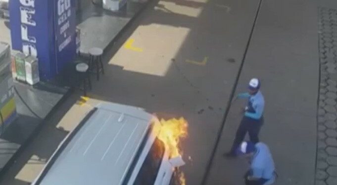 Vídeo: Frentista acende isqueiro enquanto abastecia e taca fogo no carro de cliente