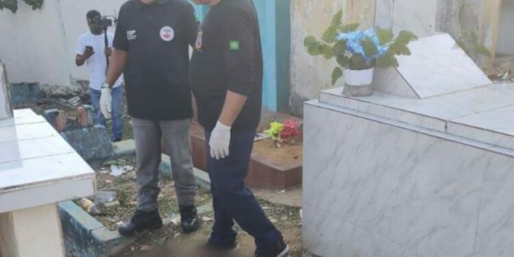Bizarro: Homem é executado dentro de cemitério em Manaus com cinco tiros na cabeça