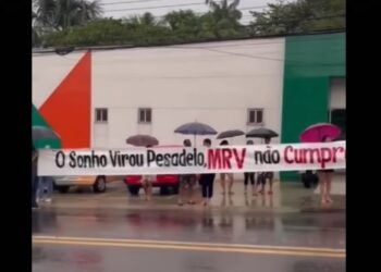 Clientes da MRV protestam por atraso na entrega de imóveis em Manaus: ‘queremos nosso apartamento’