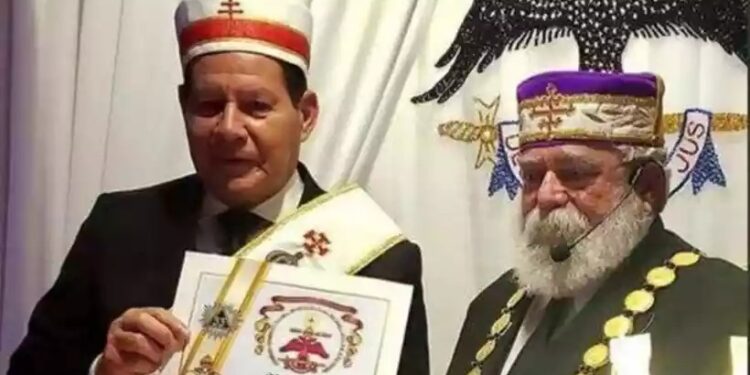 Hamilton Mourão ignora polêmica e visita maçonaria em Manaus