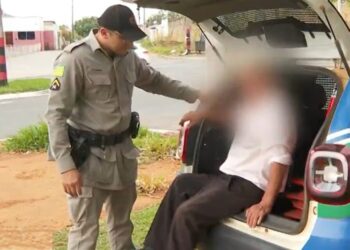 Motociclista bêbado cai de moto e tira onda ao ser preso: ‘eu sou doido’