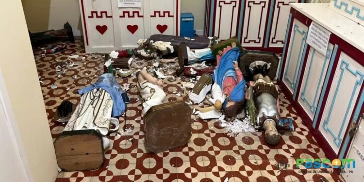 Homem invade paróquia e quebra 28 imagens de santos