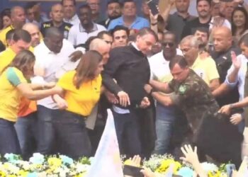 Bolsonaro vai cair? Palco balança e por pouco o presidente não se estabaca no chão; veja o vídeo