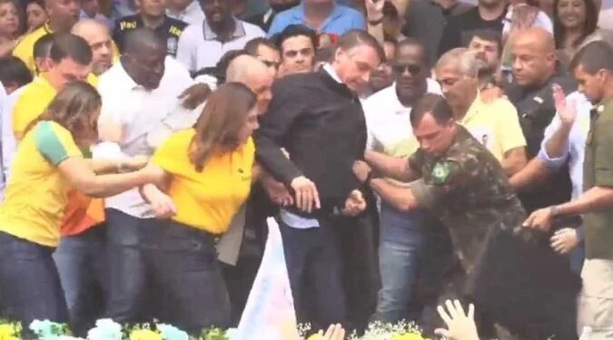 Bolsonaro vai cair? Palco balança e por pouco o presidente não se estabaca no chão; veja o vídeo