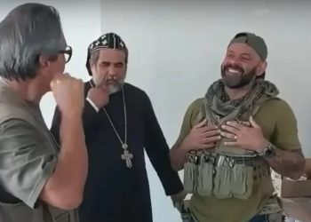 Vídeo: Policial dá risada e negocia pacificamente com Roberto Jefferson, mesmo após ataque à PF