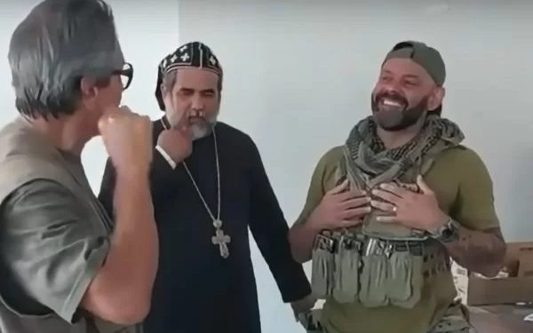 Vídeo: Policial dá risada e negocia pacificamente com Roberto Jefferson, mesmo após ataque à PF