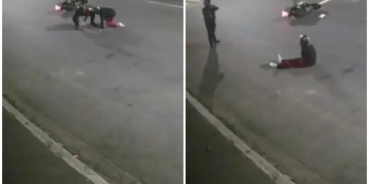Vídeo: Motociclista reage a assalto, pega a arma do assaltante e atira nele