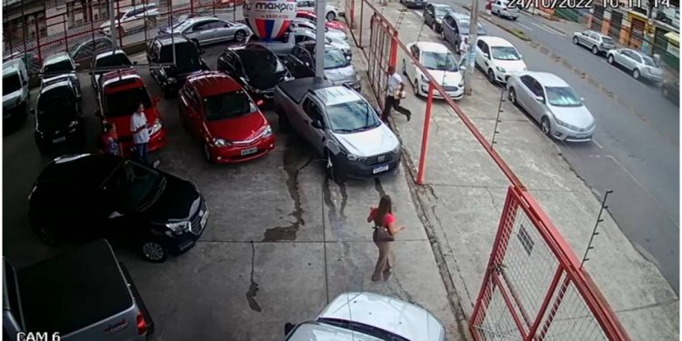 Falso cliente aproveita test-drive e foge com carro de concessionária; veja o vídeo