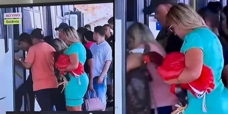 Mulher é filmada levando uma galinha vestida de vermelho para votar