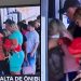 Mulher é filmada levando uma galinha vestida de vermelho para votar