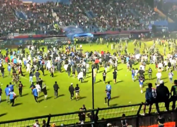 Jogo de futebol termina com mais de 170 mortos após torcedores invadirem o campo; 32 vítimas eram crianças