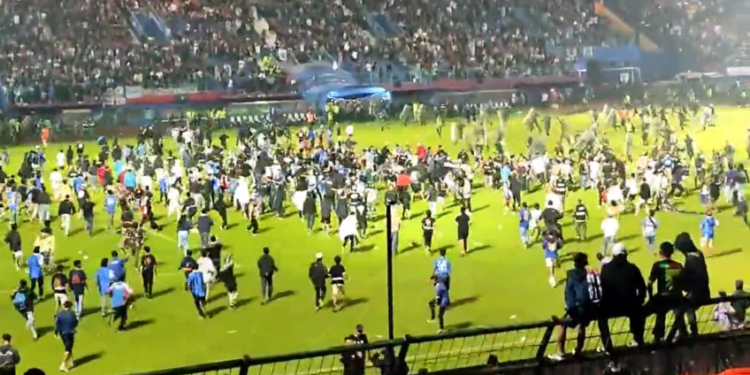 Jogo de futebol termina com mais de 170 mortos após torcedores invadirem o campo; 32 vítimas eram crianças
