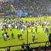 Jogo de futebol termina com mais de 170 mortos após torcedores invadirem o campo; 32 vítimas eram crianças