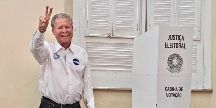 Confiante, Arthur Neto vota pela manhã e se diz pronto para voltar a ser senador
