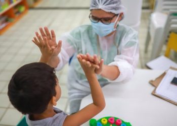 Pais de crianças autistas denunciam que tratamentos podem ser suspensos por causa da Unimed Fama Manaus e Samel