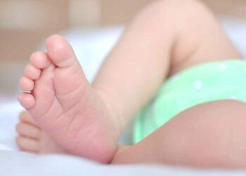 Mulher é presa após filho de 3 meses morrer enquanto ela comprava bebida alcoólica na rua