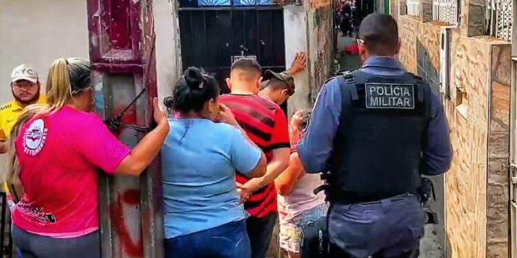 Encurralados: Dupla é executada a tiros em beco no bairro Dom Pedro, em Manaus