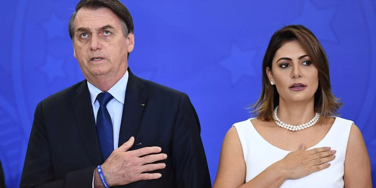 Após mais de 12h em silêncio e derrota, Bolsonaro troca ‘unfollow’ com a esposa Michelle