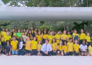 Pai faz B.O contra escola ao ver foto da filha sendo usada em campanha de Bolsonaro