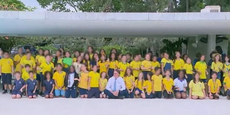 Pai faz B.O contra escola ao ver foto da filha sendo usada em campanha de Bolsonaro