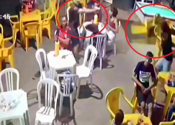 Fugiu da morte: Homem joga cadeira em pistoleiro e escapa de ser executado; vídeo