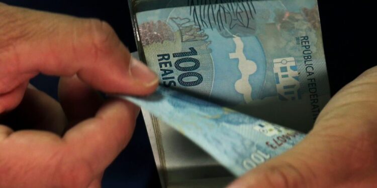 Caixa paga abono salarial para 1,1 milhão de trabalhadores nesta segunda; veja se você tem direito